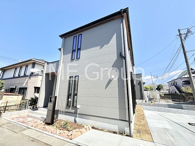 【現地外観写真】シンプルで落ち着きのある建物は住むかたの個性でオリジナルなものになっていきます。