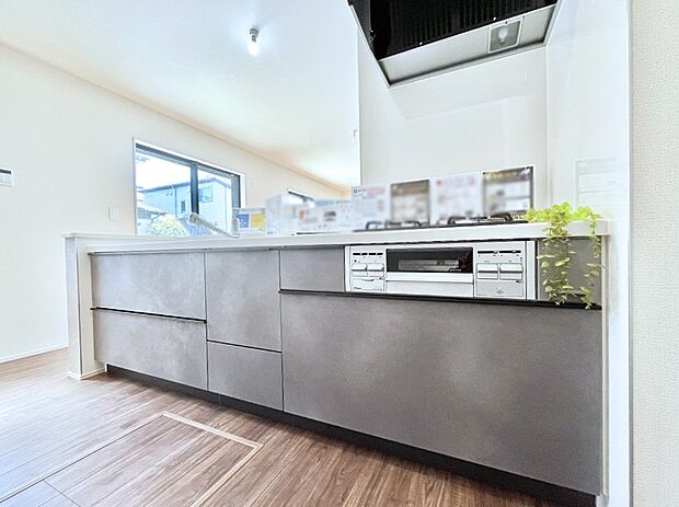 【ダイニングキッチン】料理をしながらでもご家族との会話を楽しめる対面キッチン