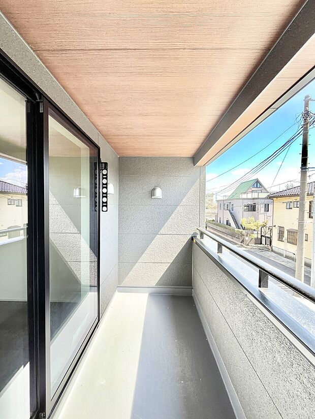 【バルコニー】ゆったりバルコニーだから沢山お洗濯ものを干せます。