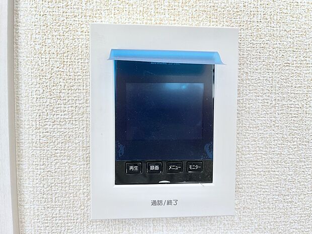【TVモニター付きインターフォン】訪問者が一目でわかる安心のＴＶモニター付きインターホン。 