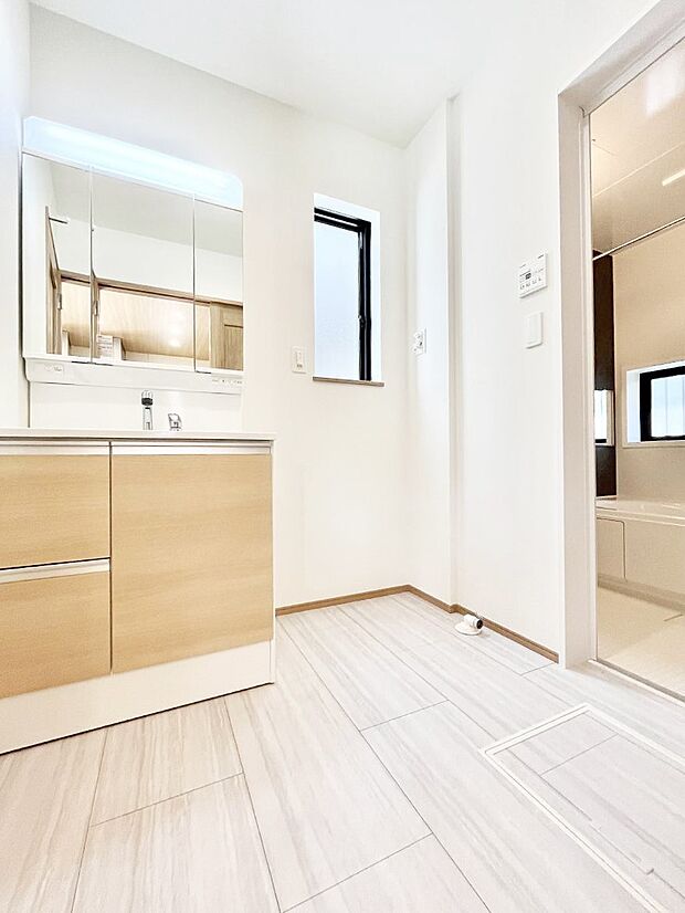 【脱衣場】清潔感ある洗面化粧室で朝の身支度も快適