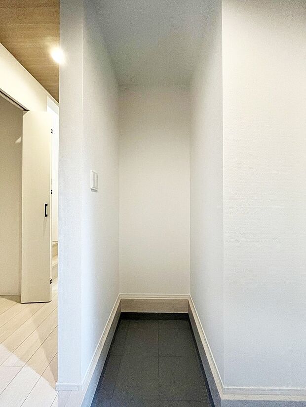 【玄関】ベビーカーや雨具などを置ける土間収納付きの玄関。