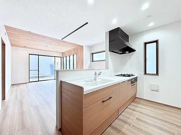 【ダイニングキッチン】リビングで遊ぶお子様を見守りながらお料理ができる対面キッチン。