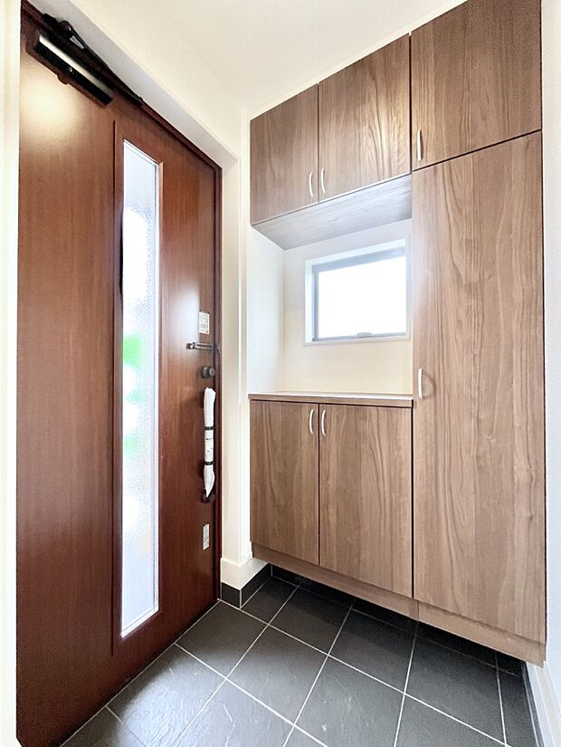 【玄関】飾り棚を利用して、お越しいただくお客様をおもてなしできます。