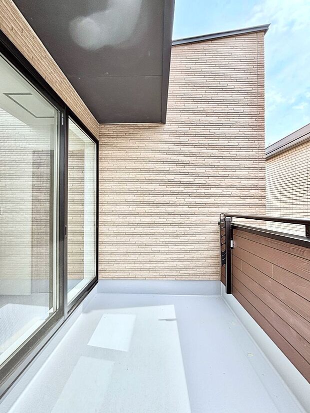 【バルコニー】ゆったりバルコニーだから沢山お洗濯ものを干せます。