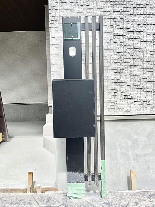 【その他現地】シンプルデザインのポスト。