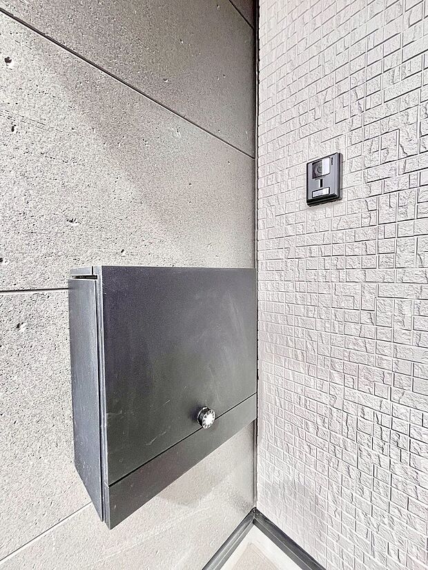 【その他現地】シンプルデザインのポスト。