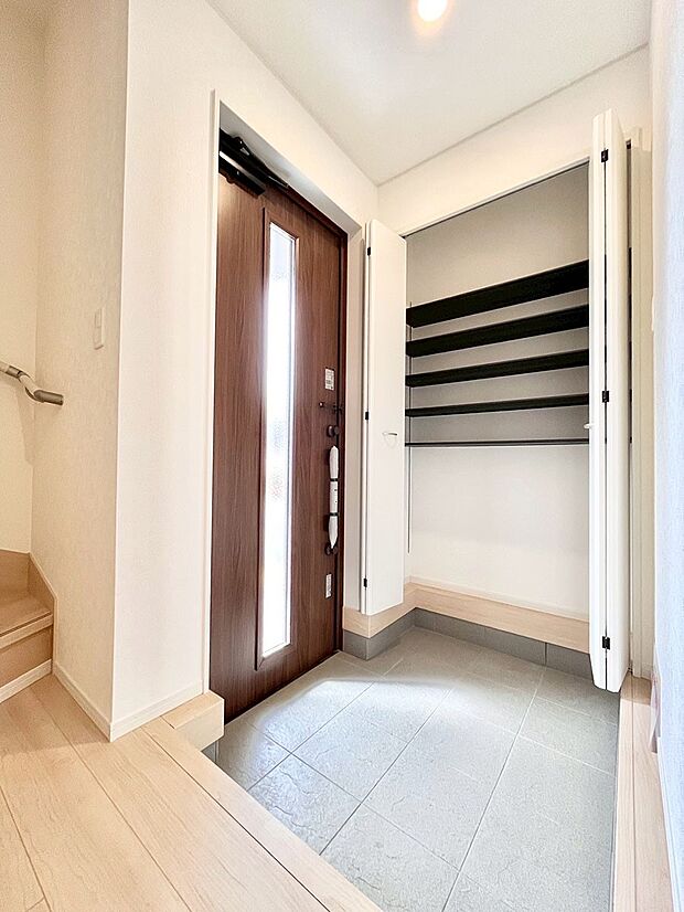 【シューズボックス】たっぷり収納できるシューズボックスで家族全員の靴も、玄関すっきり。