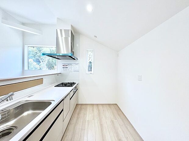 【ダイニングキッチン】爽やかな風が通り抜けるキッチン。窓があるので明るく換気にも役立ちます。