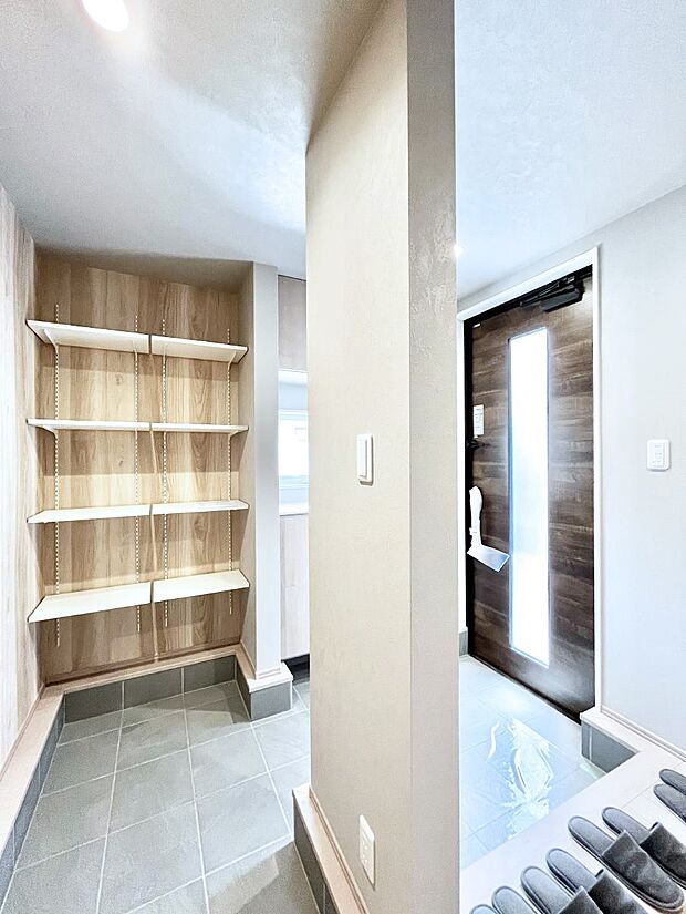 【収納】可動棚がついたシューズインクローゼット。雨具やベビーカー・外遊び道具などが置けるので便利ですね。