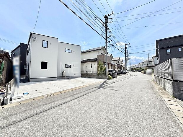 【前面道路含む現地写真】見通しの良さとともに、街並みに開放感を与えてくれます。