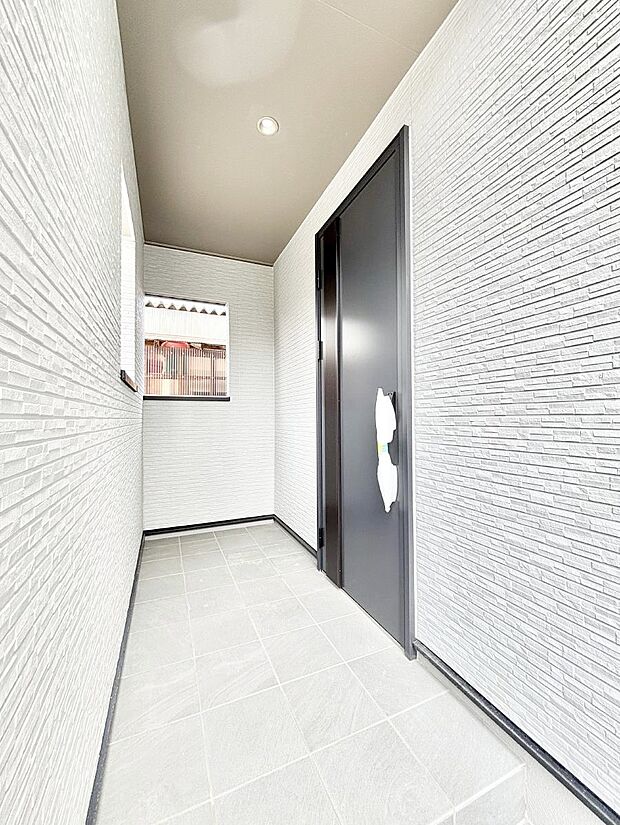 【玄関】玄関前は雨が降っても濡れにくい屋根付き