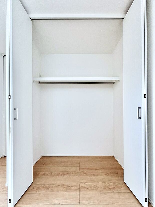 【収納】洋室のクローゼット。奥行きがあるので厚手の衣類もすっきり収まります。