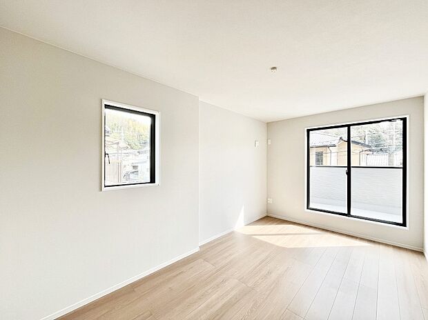 【寝室】明るいバルコニーサイドに洋室を設置。目覚めの良い寝室に。 