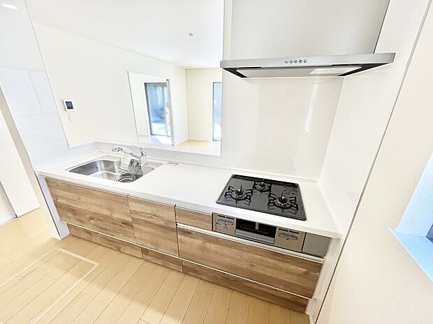 【ダイニングキッチン】ご家族の会話弾む対面キッチン。お料理中のパパママもご家族と過ごす時間が増えそう！