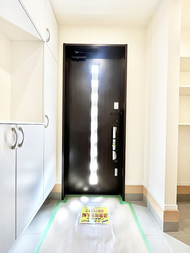 【玄関】明るい陽光が入り込む玄関。ご家族の靴もスッキリ収納できる玄関収納付き！