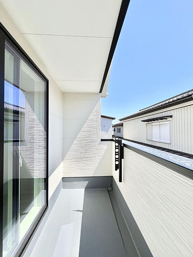 【バルコニー】広々バルコニーでお洗濯物が気持ちよく乾きます。