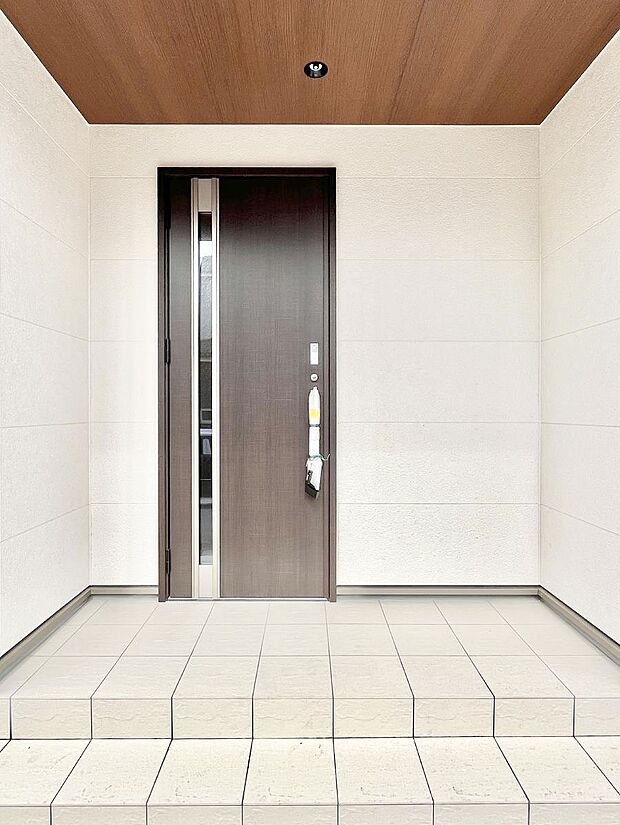 【玄関】大切な家族、来客を出迎える玄関。