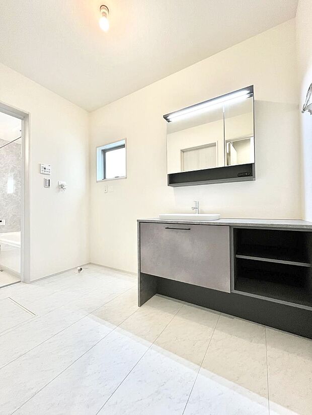 【脱衣場】清潔感のある快適空間です。毎日の身支度も気持ち良くお使い頂けます。 