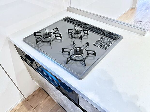 【Siセンサーコンロ】ガスコンロはSiセンサー搭載。火力調節や焦げ付き・消し忘れも防いでくれます。