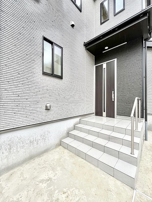 【玄関】玄関アプローチにはプランターを並べて季節の花でお客様をおもてなしできます。