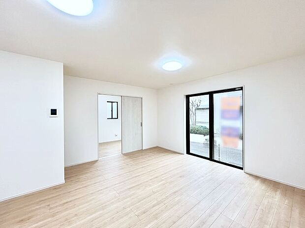 【リビングダイニング】明るい陽光が注ぎ、寛ぎの雰囲気に満たされるリビング・ダイニング。