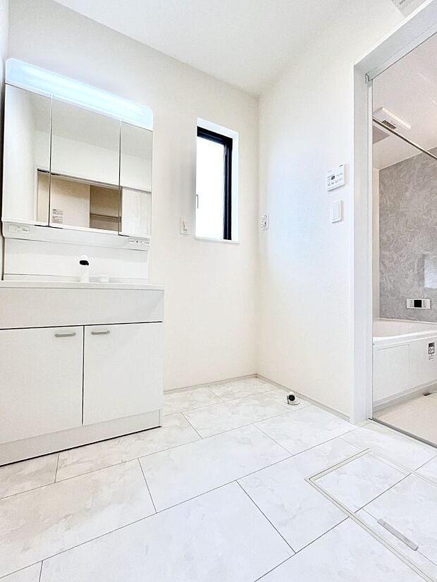 【脱衣場】清潔感ある洗面化粧室で朝の身支度も快適