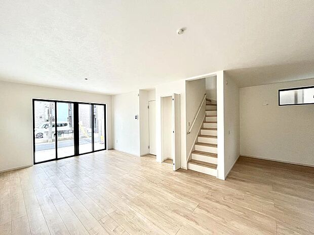 【ダイニング】リビング階段が家族の笑顔と会話をつないでくれます  