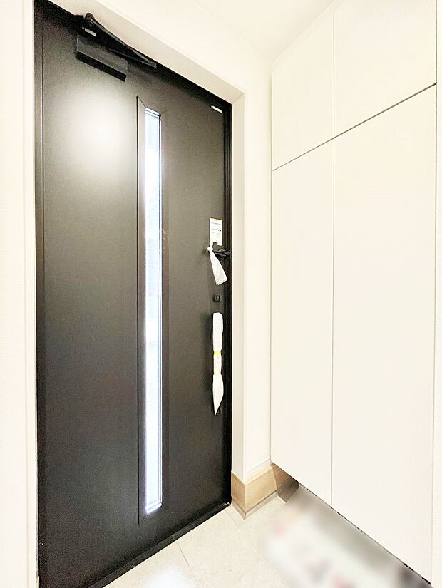 【玄関】ガラススリットの入った玄関ドアが室内に光を届けてくれます