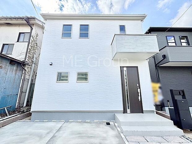 【現地外観写真】暮らしやすさと居心地の良さにこだわったシンプルで飽きのこないデザイン!