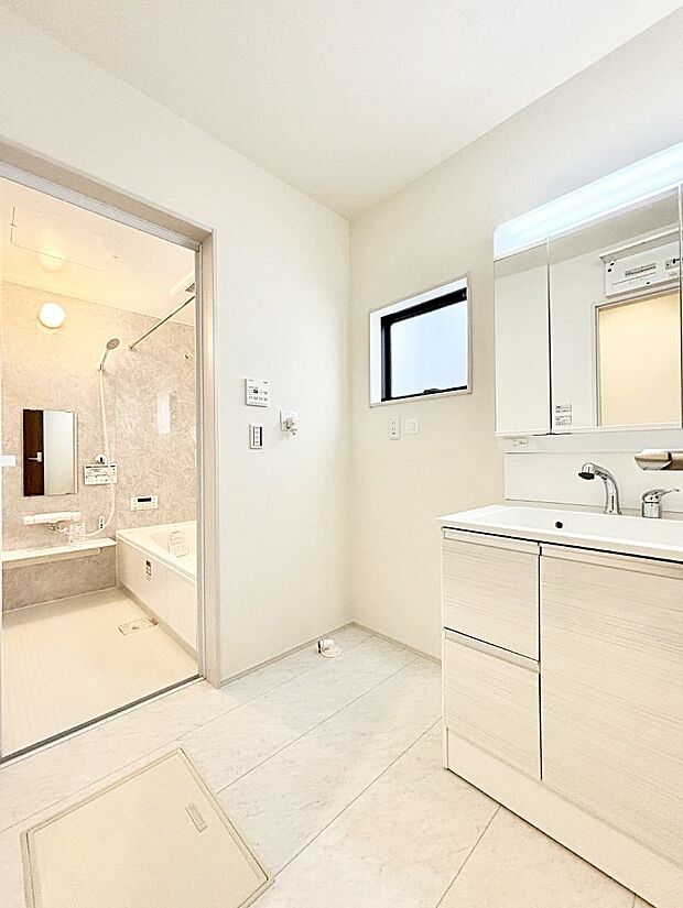 【脱衣場】小窓がついているので湿気の多い場所でも換気が十分行えます。毎日の身支度を気持ち良く!