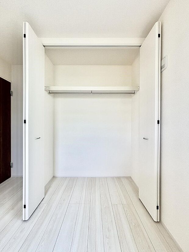 【収納】洋室のクローゼット。奥行きがあるので厚手の衣類もすっきり収まります。