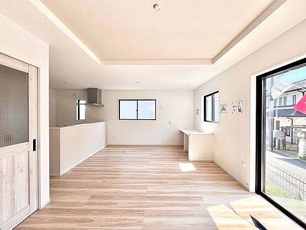 【リビングダイニング】明るい陽光が注ぎ、寛ぎの雰囲気に満たされるリビング・ダイニング。 