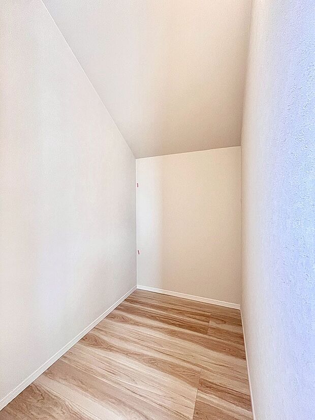 【ウォークインクローゼット】ウォークインクローゼット付きで生活空間を広く利用できます。