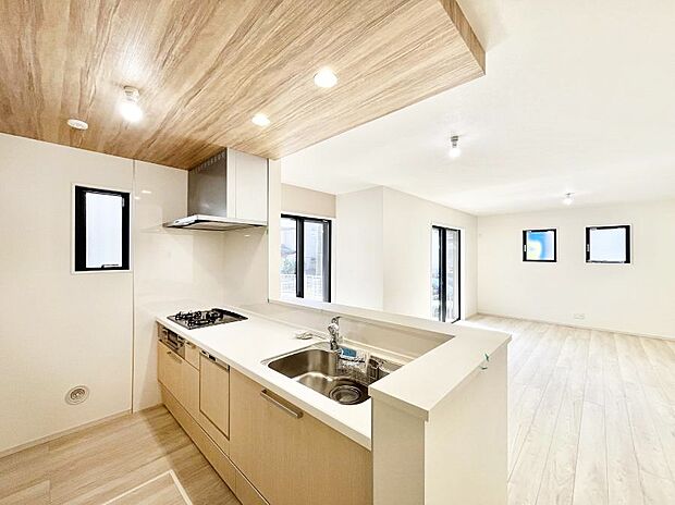 【ダイニングキッチン】料理をしながらでもご家族との会話を楽しめる対面キッチン