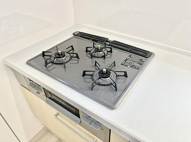 【Siセンサーコンロ】ガスコンロはSiセンサー搭載。火力調節や焦げ付き・消し忘れも防いでくれます。