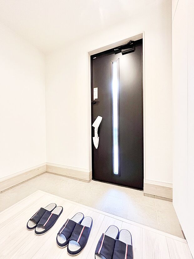 【玄関】ガラススリットの入った玄関ドアが室内に光を届けてくれます