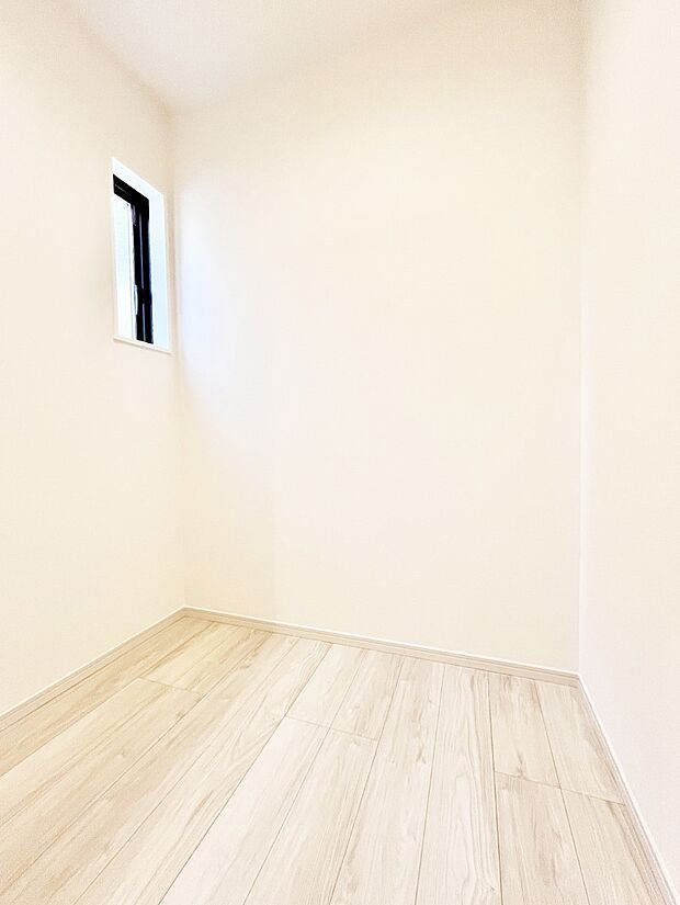 【その他内観】小窓付きの明るいリネン庫