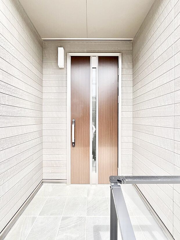 【玄関】玄関前は雨が降っても濡れにくい屋根付き