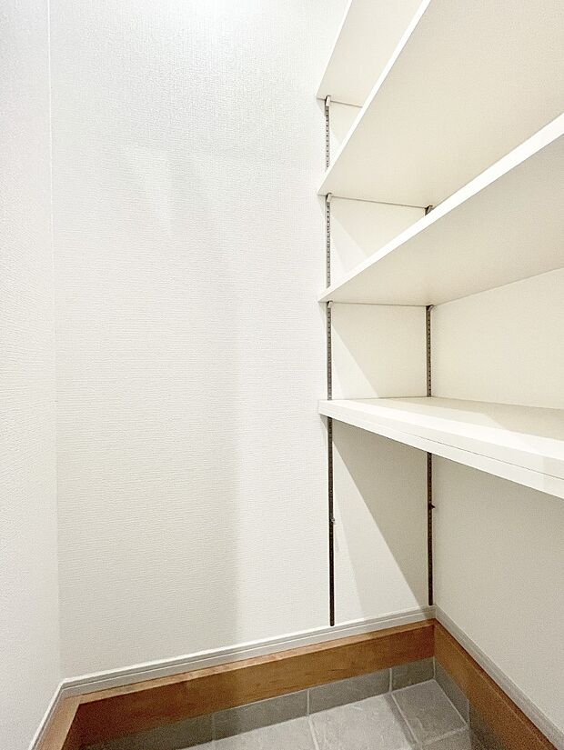 【収納】シューズインクローク付き！雨具やベビーカーも置けます。