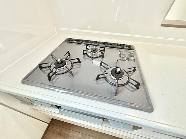 【Ｓｉセンサーコンロ】ガスコンロはＳｉセンサー搭載。火力調節や焦げ付き・消し忘れも防いでくれます。