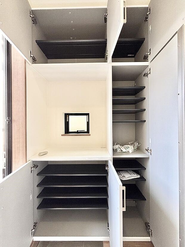 【シューズボックス】たっぷり収納できるシューズボックスで家族全員の靴も、玄関すっきり。