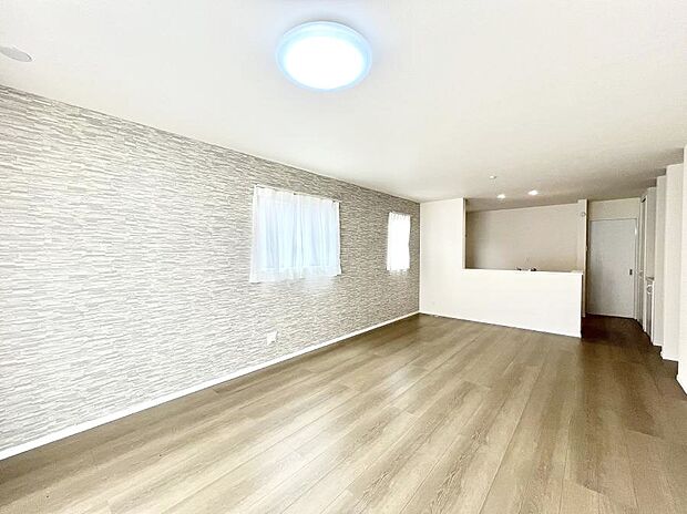 【リビングダイニング】家族団らんの時間も増えそうなくつろぎのリビングダイニング。