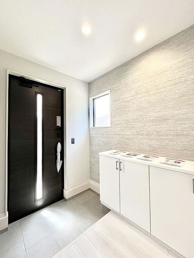 【玄関】明るい玄関はお客様をお出迎えするのにぴったりです!