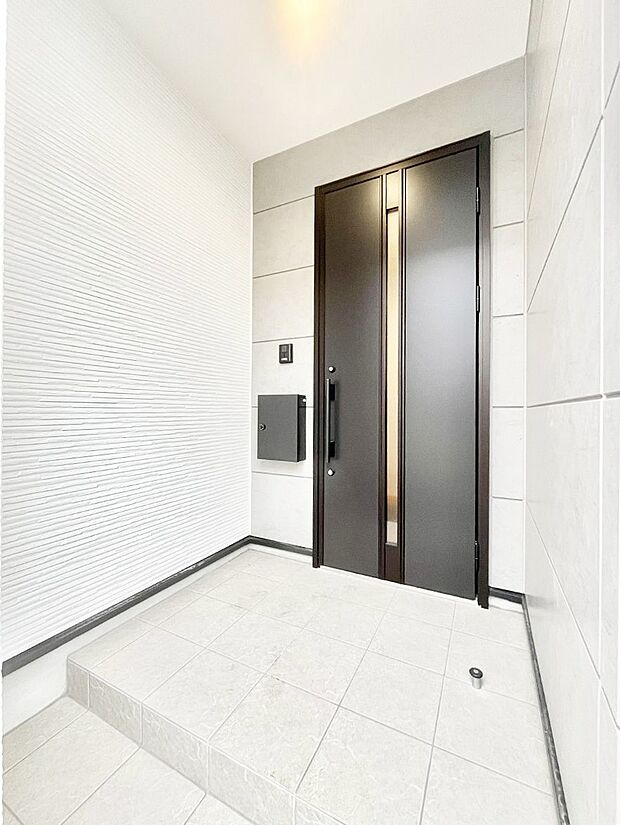 【玄関】玄関前は雨が降っても濡れにくい屋根付き