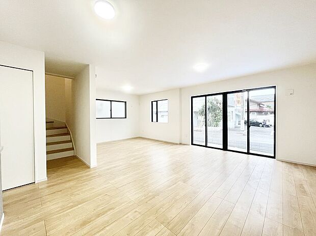 【リビングダイニング】大きな窓からたっぷりの陽光と風を感じられるリビング