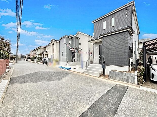 【前面道路含む現地写真】見通しの良さとともに、街並みに開放感を与えてくれます。