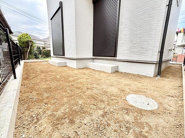 【庭】ガーデニングや家庭菜園も楽しめるお庭付き。