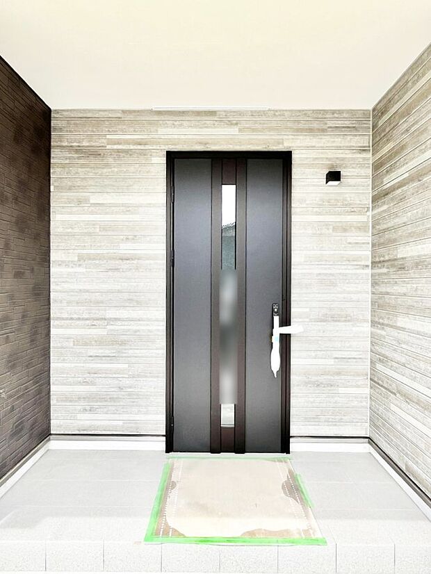 【玄関】玄関前は雨が降っても濡れにくい屋根付き