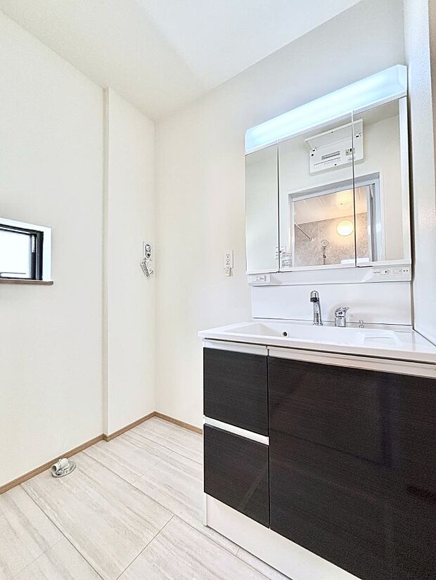 【脱衣場】小窓がついているので湿気の多い場所でも換気が十分行えます。毎日の身支度を気持ち良く!